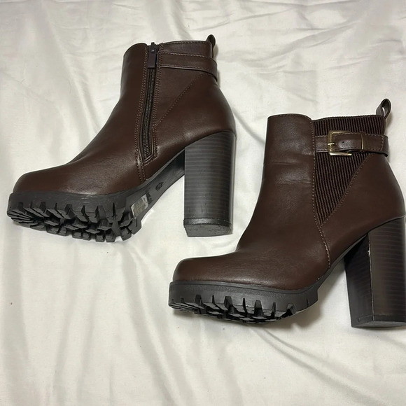 Top Moda Lug Sole Ankle Bootie Chelsea Style with Buckle and High Heel - Picture 6 of 10